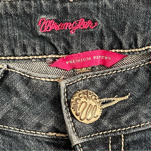 Wrangler Ladies Premium Patch Mae Low Rise Jean Little Rock Finish, Size 7/8x32 - Picture 4 of 10